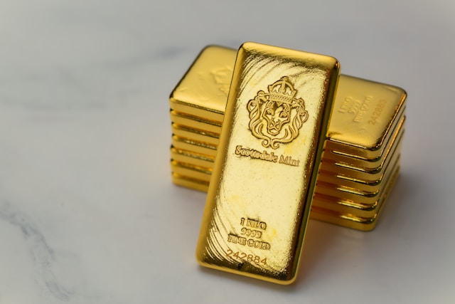 Gold fluctuates ahead of US PCE reading